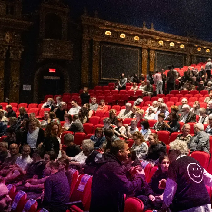 Une grande salle de réception décorée pour un événement